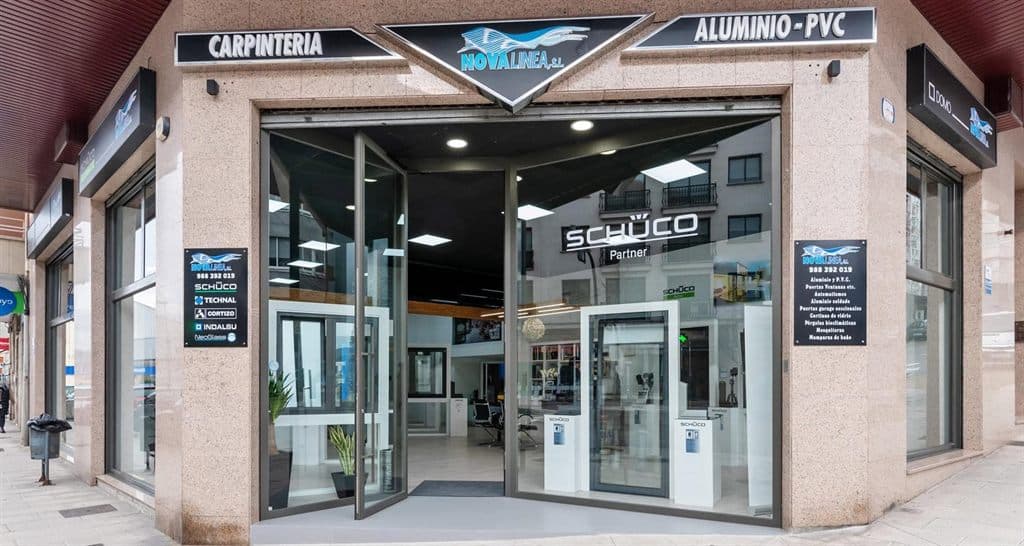 Fachada de la exposición de carpintería de aluminio de Nova Línea en Ourense